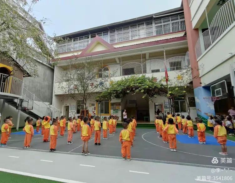 芒市天天乐幼儿园中一班升旗仪式